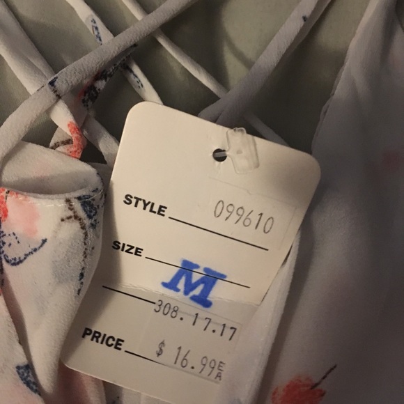 Floral blouse brand new - Picture 3 of 4